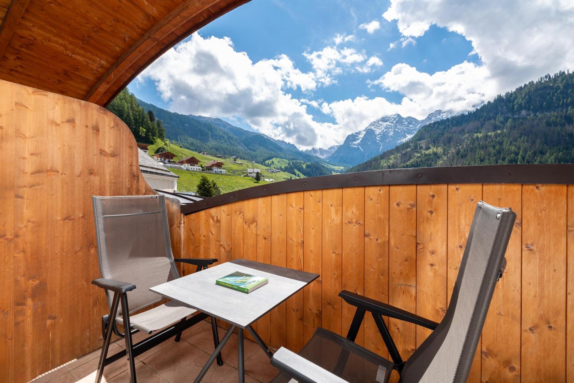 Hotel Alpenrose Dolomites Ла Вале Екстериор снимка