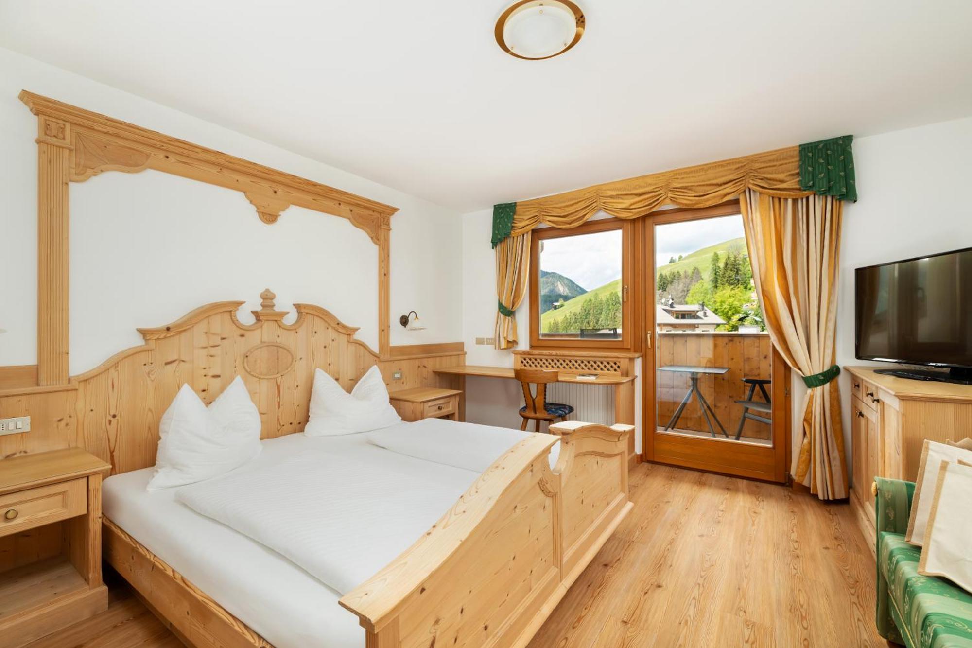 Hotel Alpenrose Dolomites Ла Вале Екстериор снимка